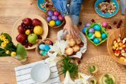 Tisch mit Brötchen, bunten Eiern, Salat und Obst Tisch mit Brötchen, bunten Eiern, Salat und Obst